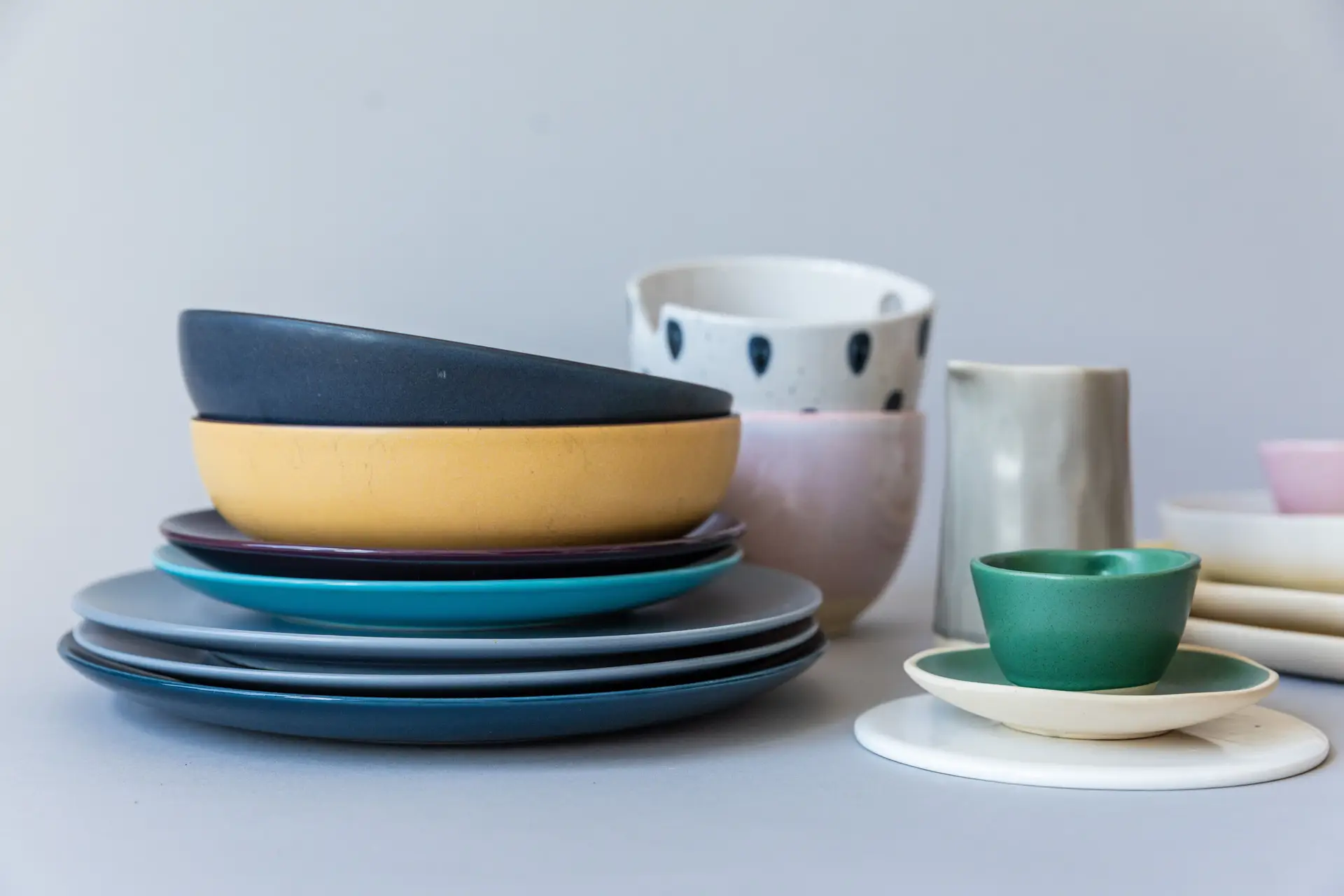 Värikäs design-astiasto